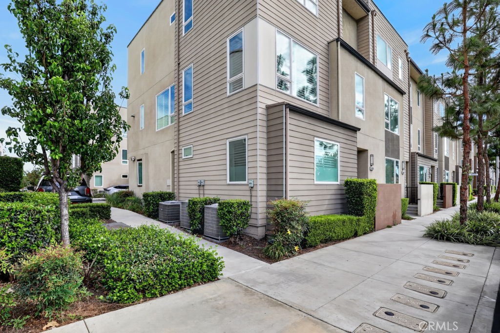 10670 Paramount Boulevard Property Photo 1