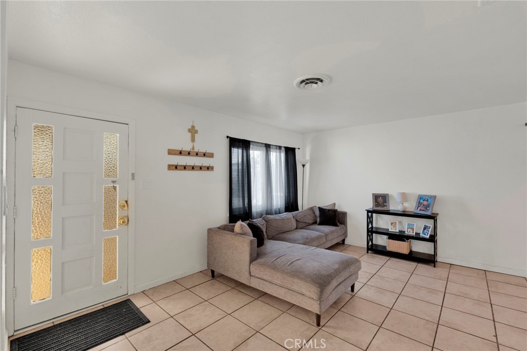 1101 E Virginia Way Property Photo 2