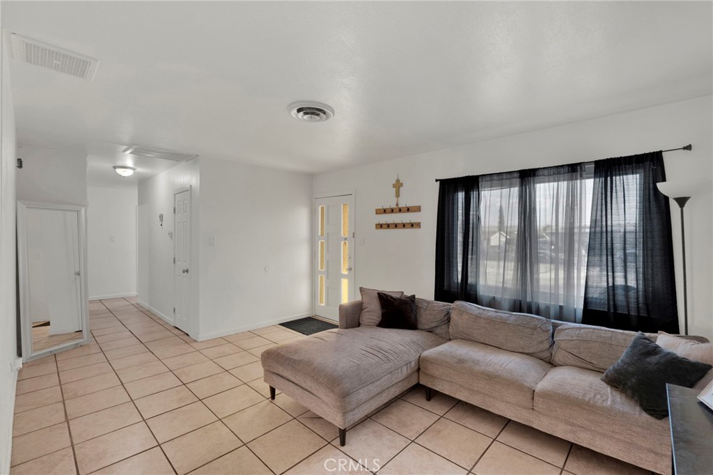 1101 E Virginia Way Property Photo 3
