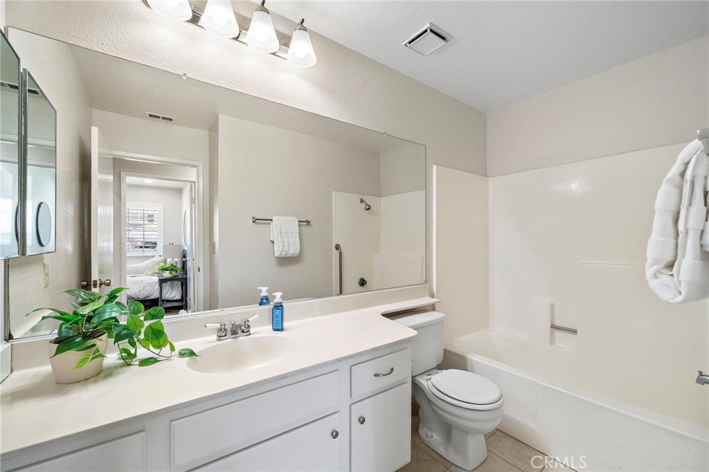 2437 N Sycamore Property Photo 18