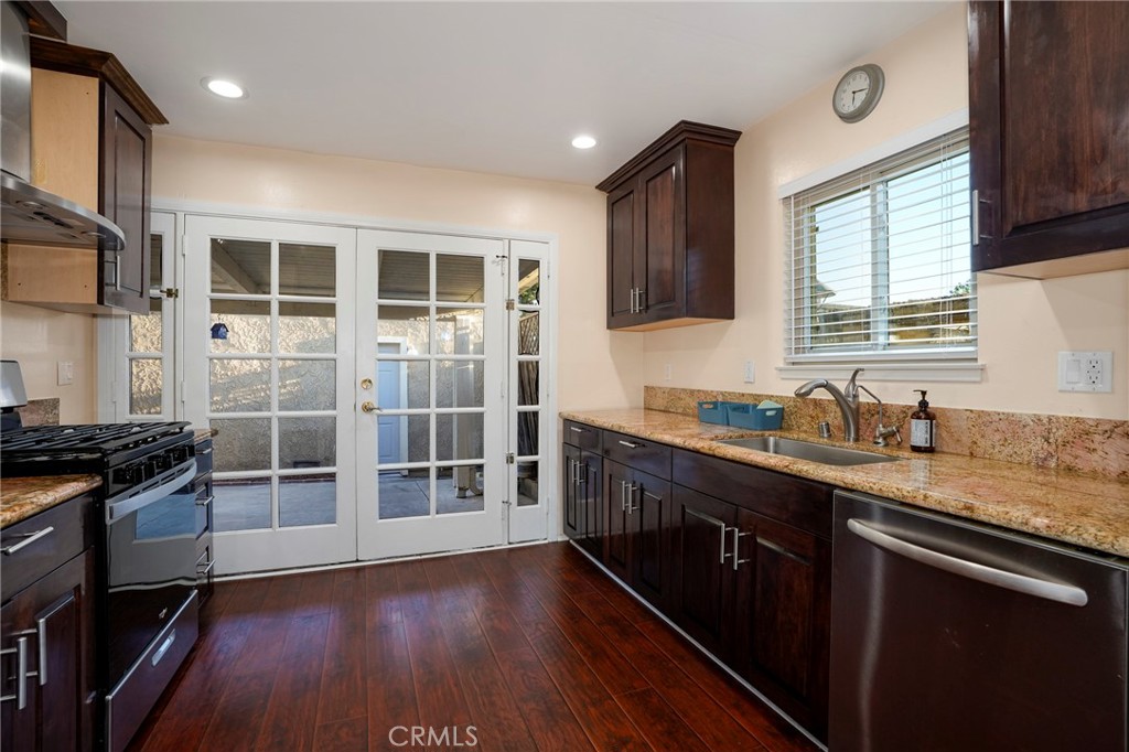 5165 Dover Property Photo 3