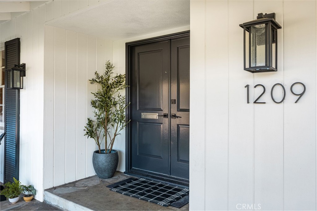1209 E Walnut Property Photo 5