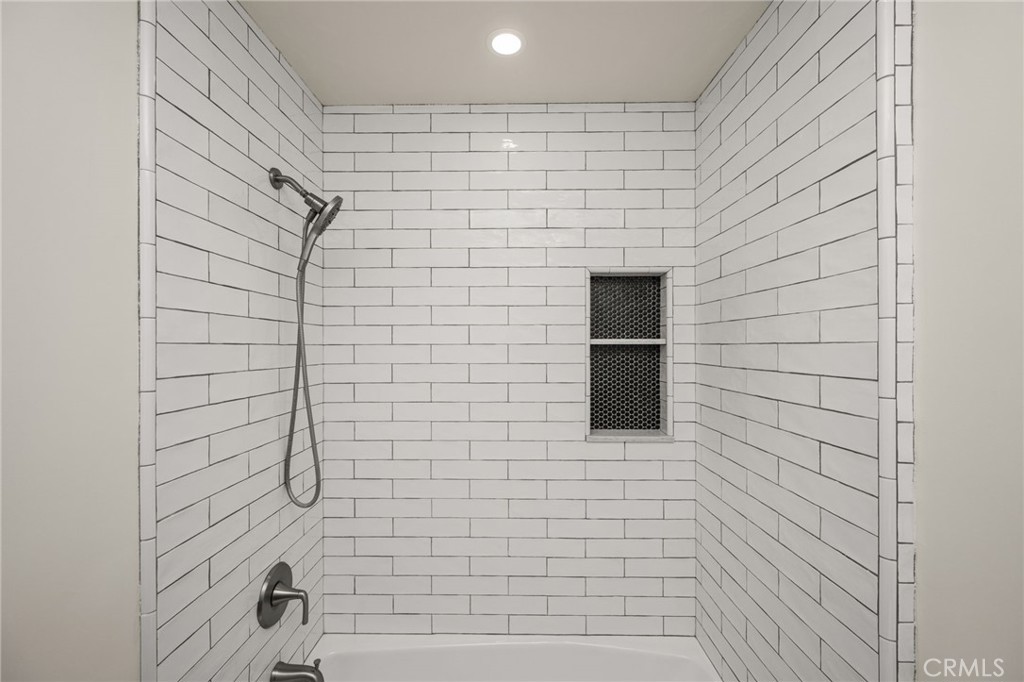 1209 E Walnut Property Photo 13