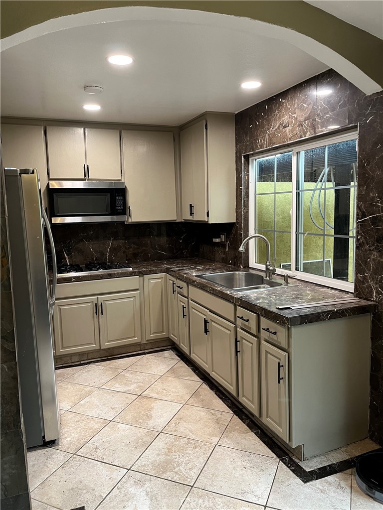 21062 Larchmont Property Photo 2