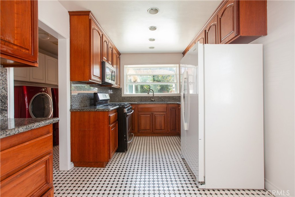 9002 Amsdell Avenue Property Photo 10
