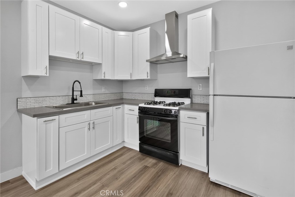 611 W 46th Property Photo 14