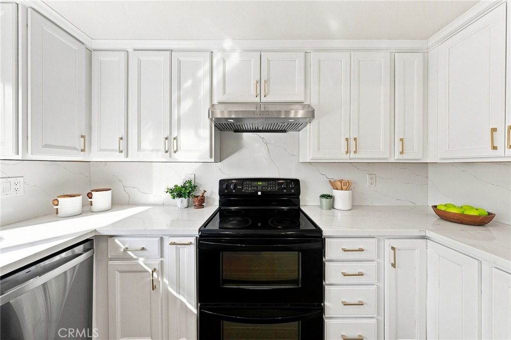10 Goldenbush Property Photo 22