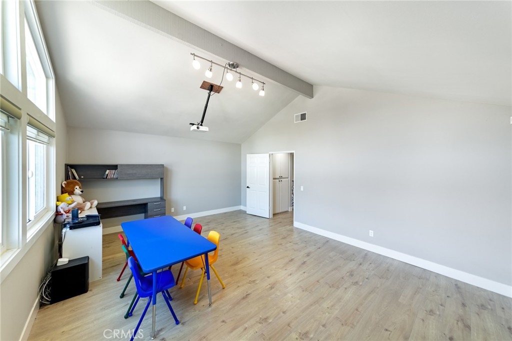 2106 Greenwood Court Property Photo 28