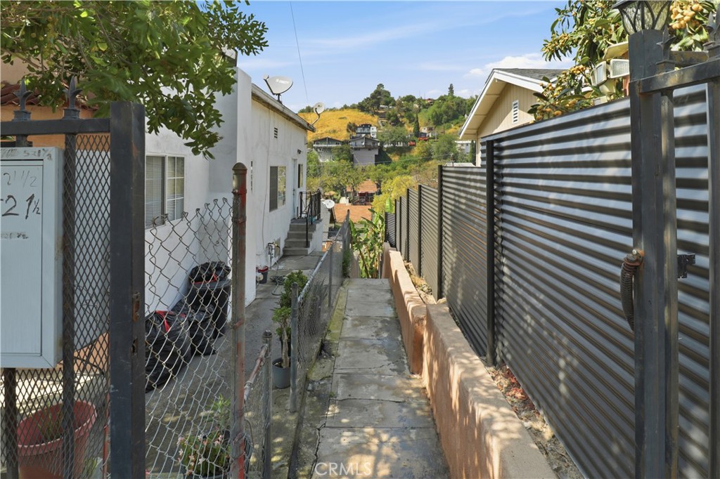525 Clifton Property Photo 10