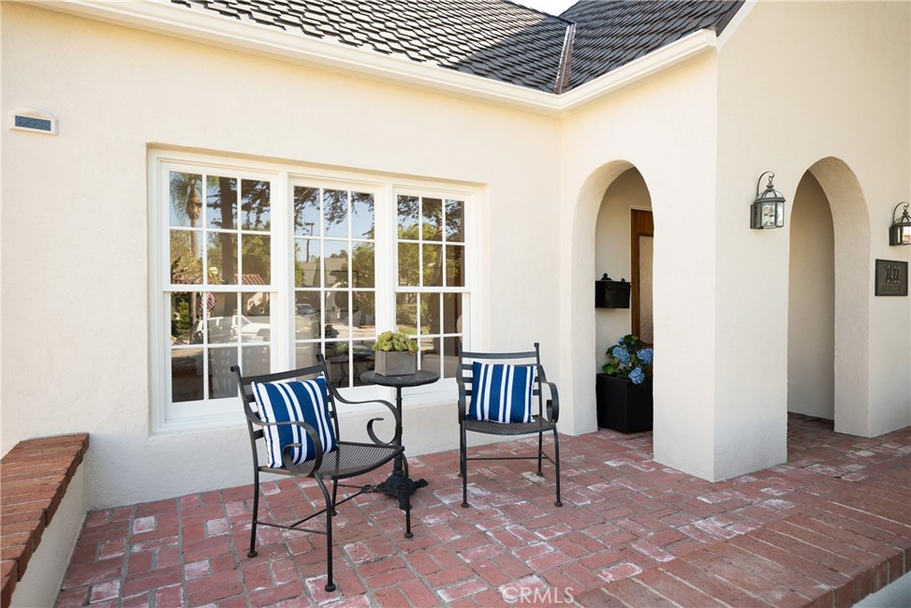 2422 N Heliotrope Property Photo 4