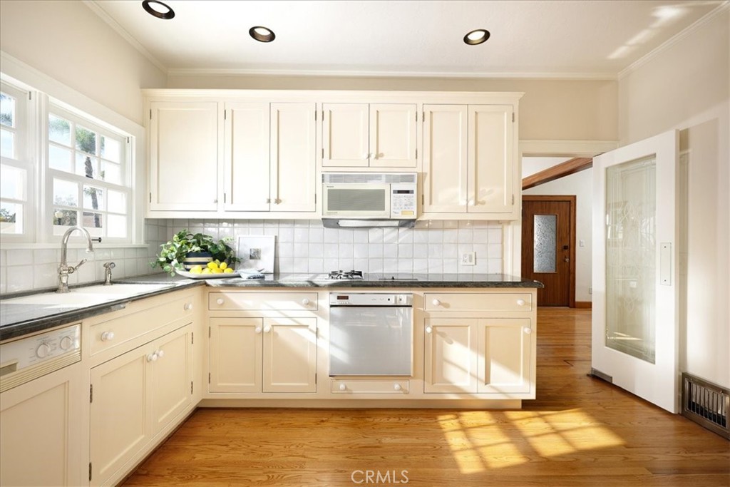2422 N Heliotrope Property Photo 12