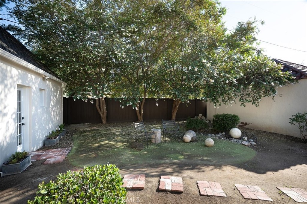 2422 N Heliotrope Property Photo 33