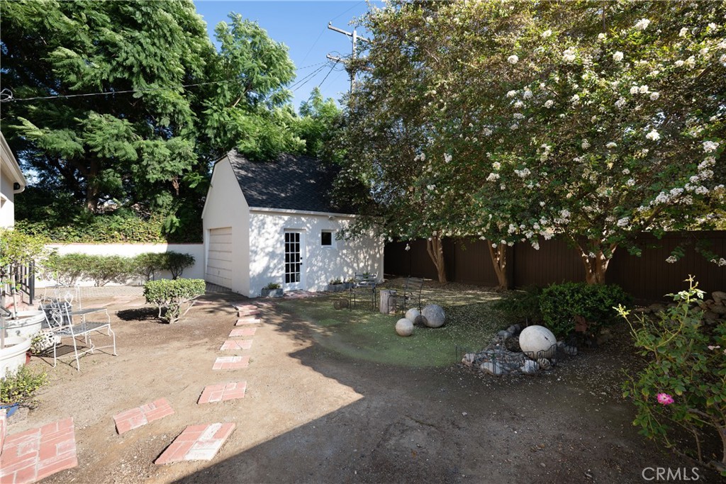 2422 N Heliotrope Property Photo 35