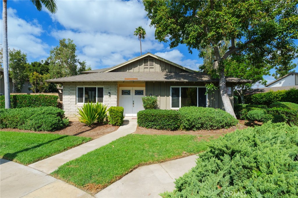 111 E Palmdale Property Photo 1
