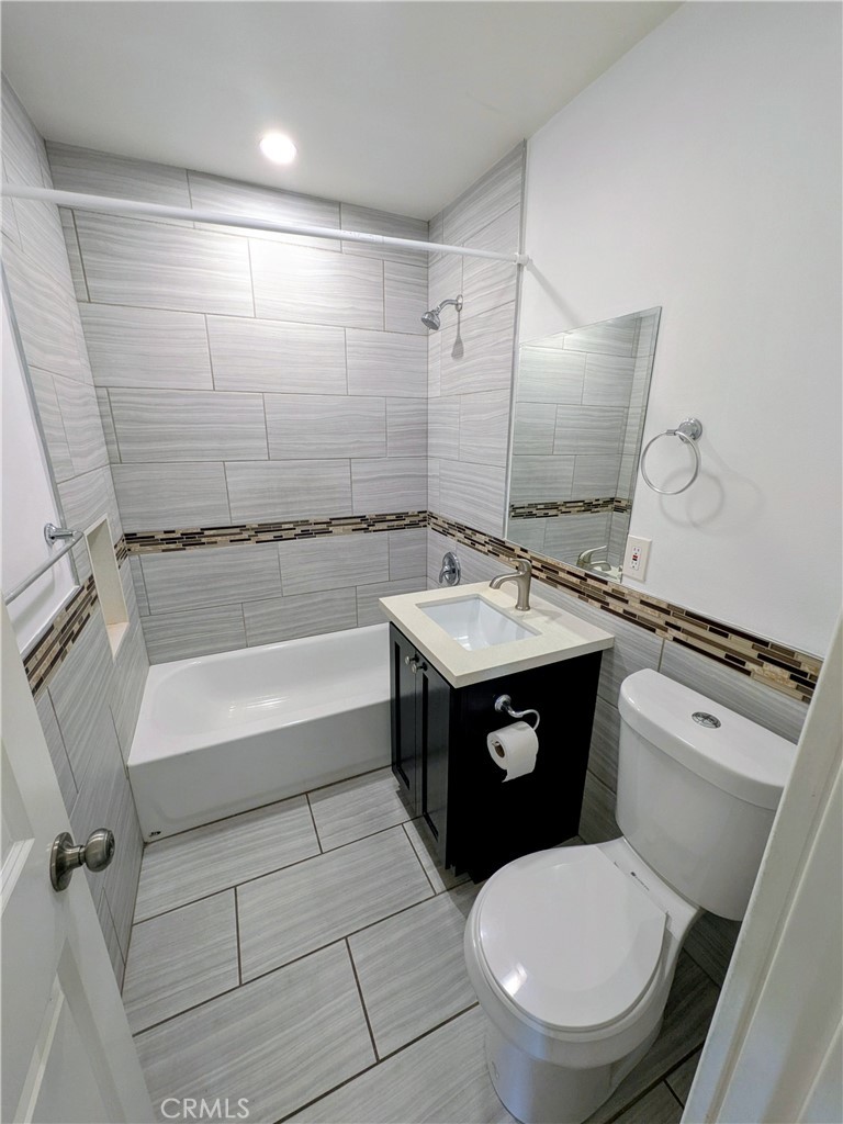 1708 Pine Avenue 14 Property Photo 4