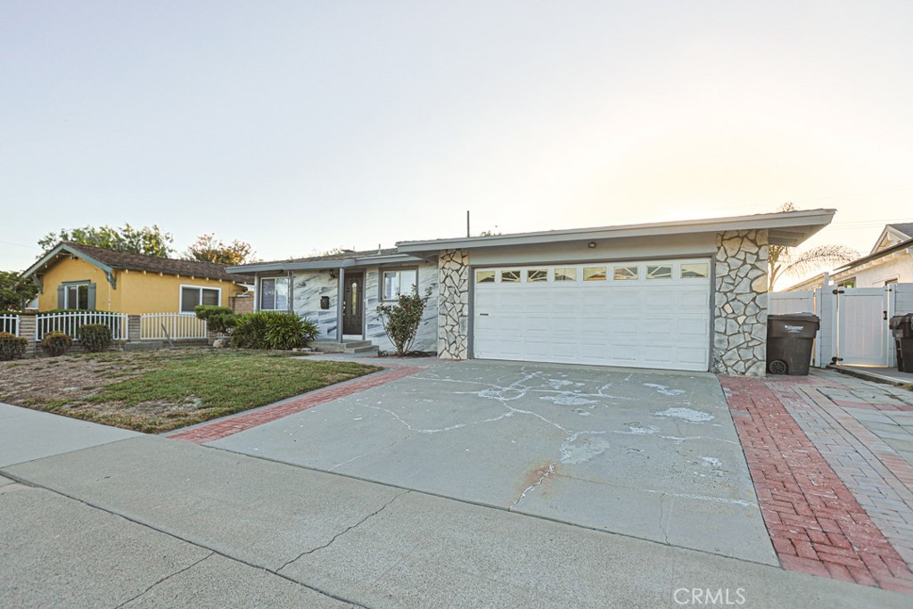 16561 Monroe Property Photo 3