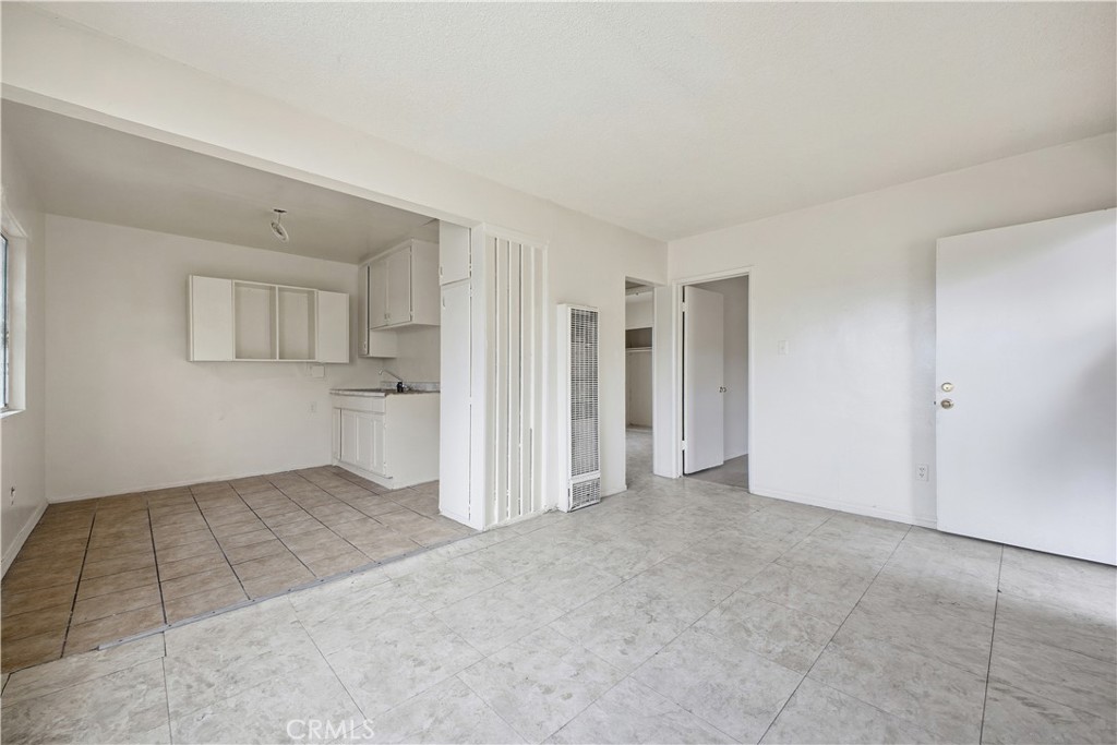 5914 S Hoover Property Photo 3