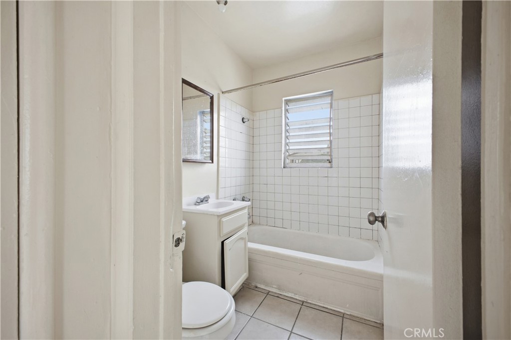 5914 S Hoover Property Photo 4