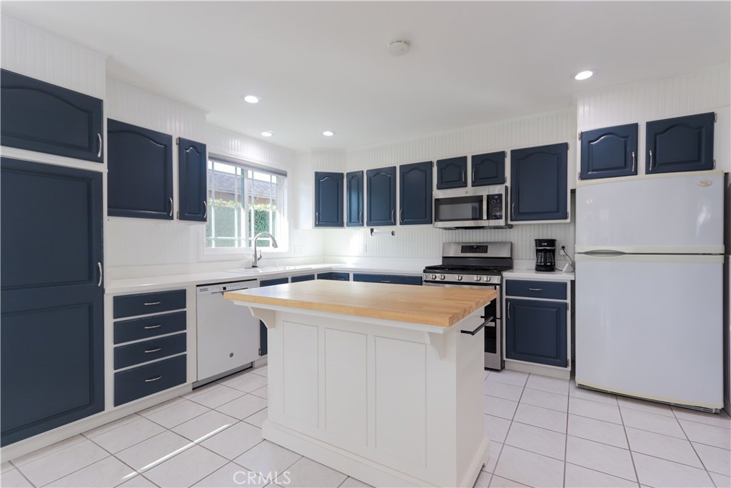 16430 Woodruff St Property Photo 9