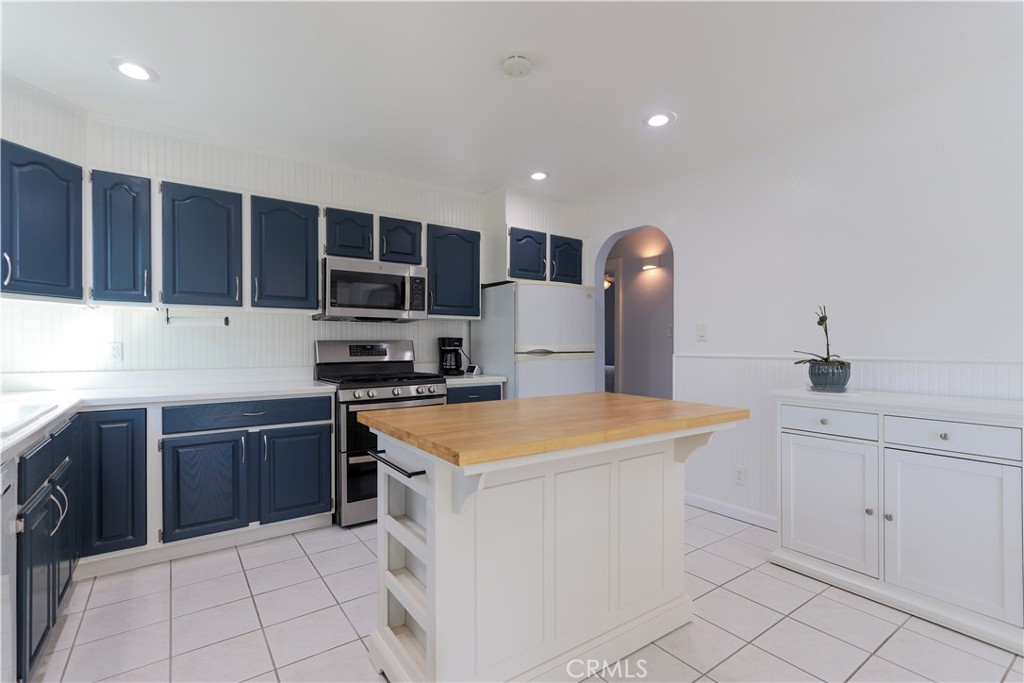 16430 Woodruff St Property Photo 10