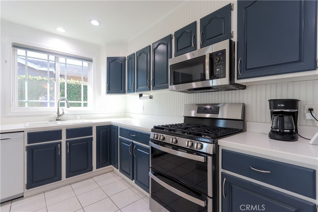 16430 Woodruff St Property Photo 11