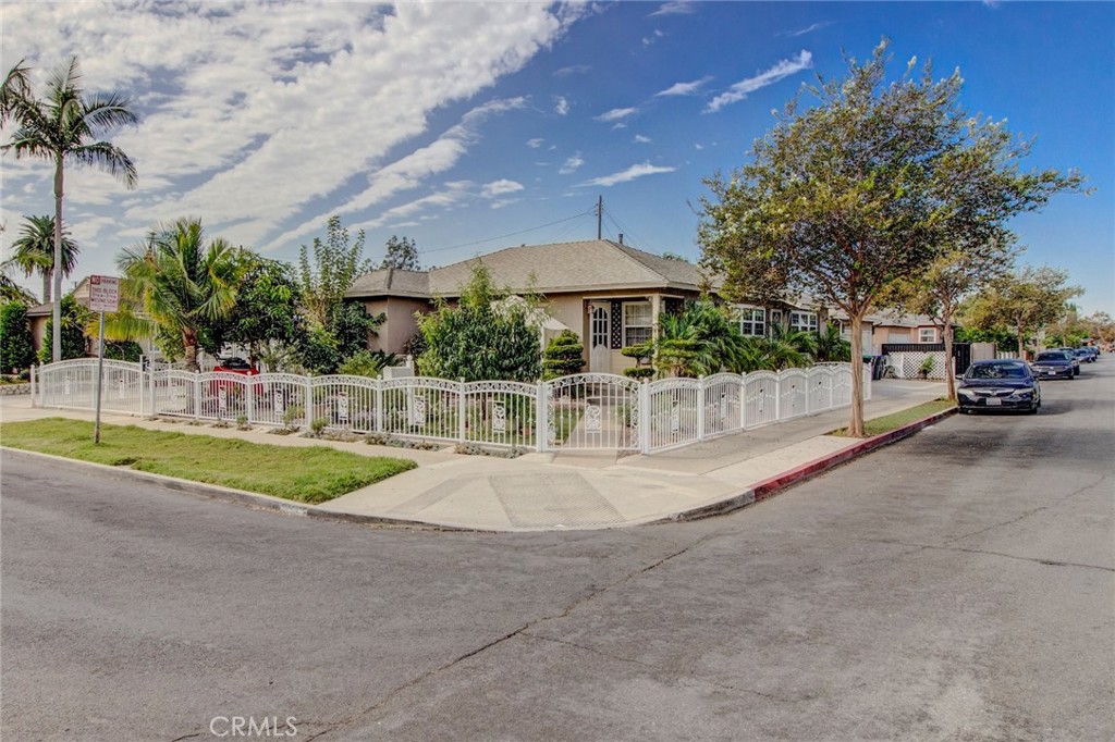 1402 S Poplar Street Property Photo 1