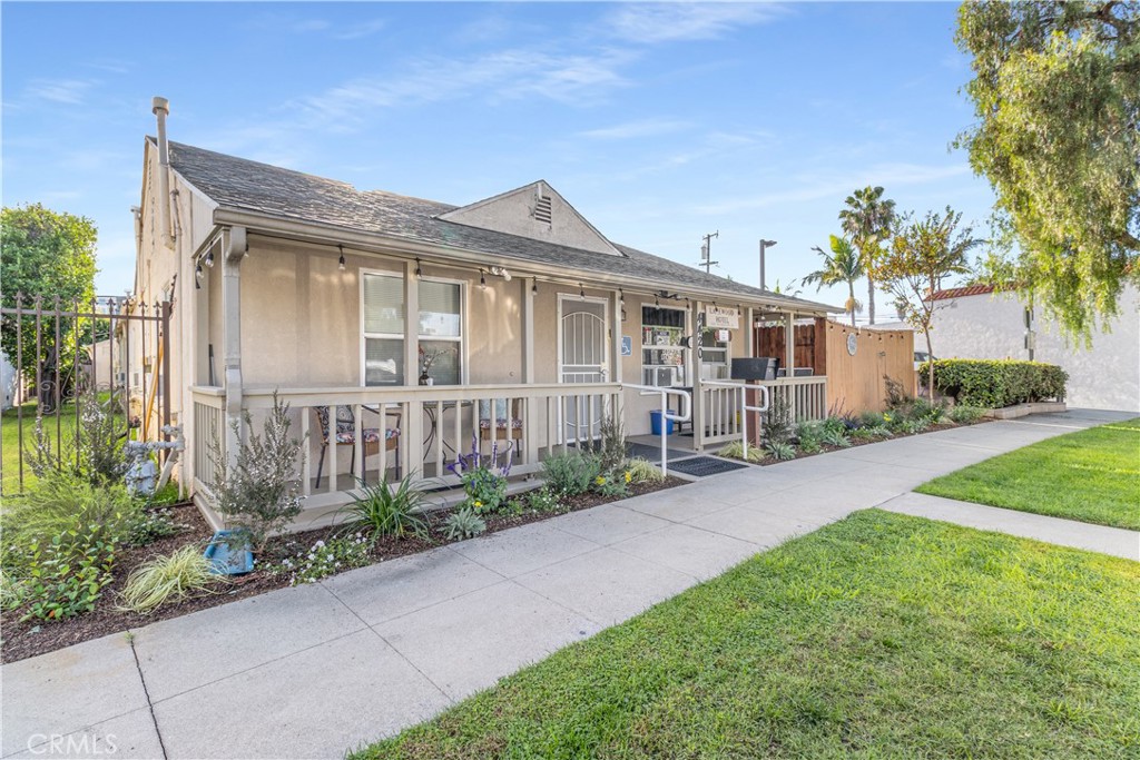 4420 4408 E Greenmeadow Property Photo 3