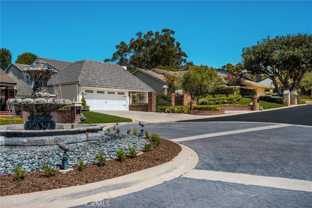5603 E Crest De Ville Property Photo 1