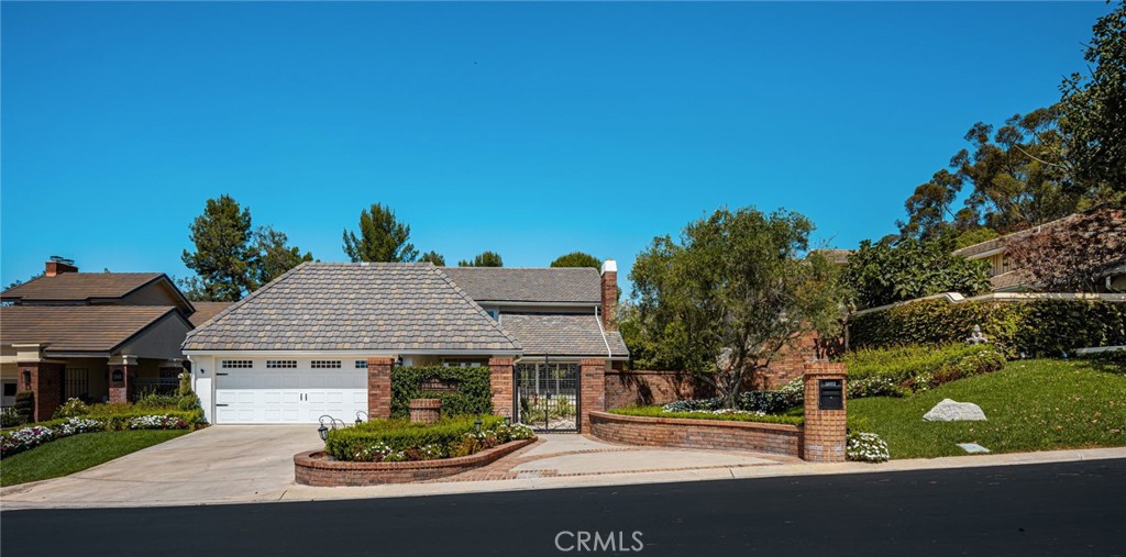 5603 E Crest De Ville Property Photo 3