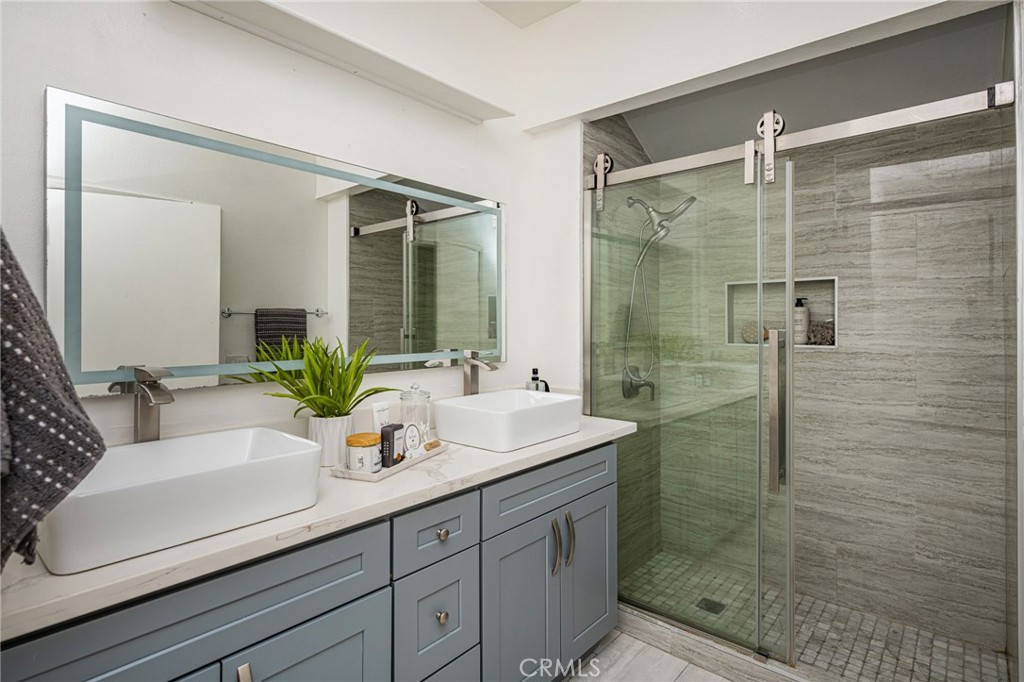 621 W Fletcher 24 Property Photo 35
