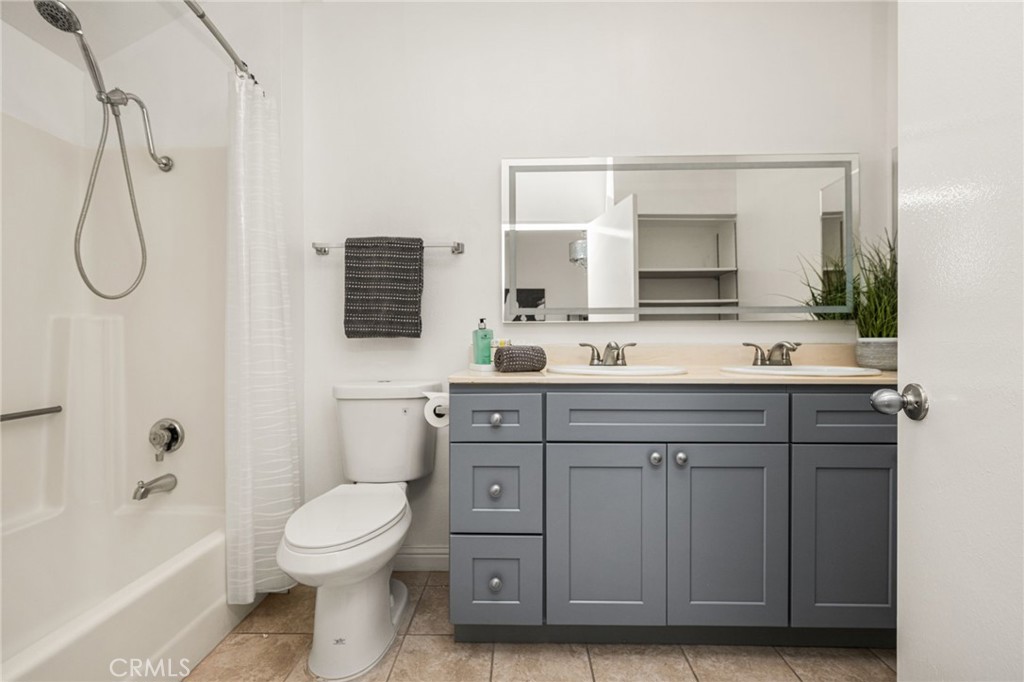 621 W Fletcher 24 Property Photo 42