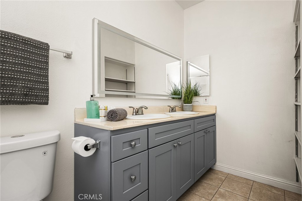 621 W Fletcher 24 Property Photo 43