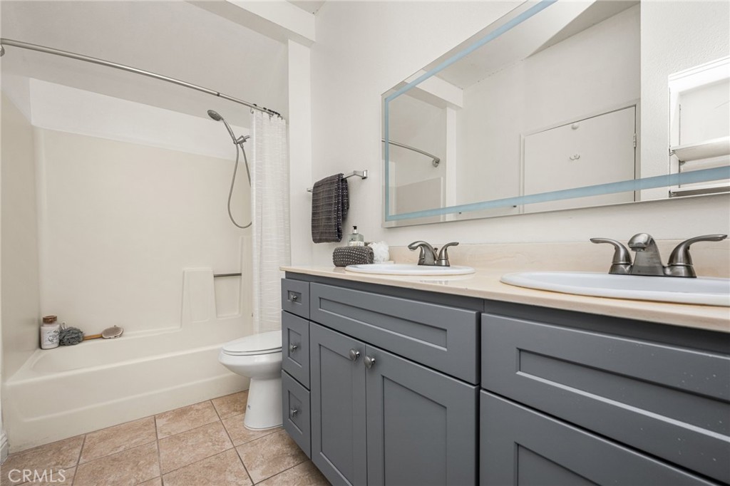 621 W Fletcher 24 Property Photo 44