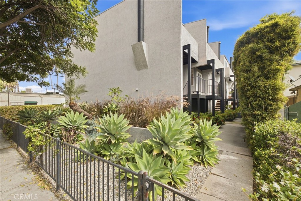4018 Redwood Avenue B Property Photo 1