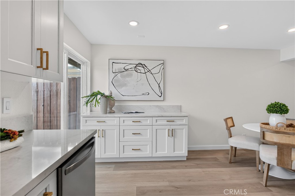 4588 Jamestown Property Photo 10
