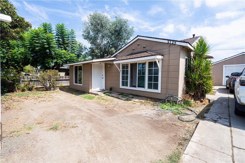 2125 Rousselle Property Photo 1