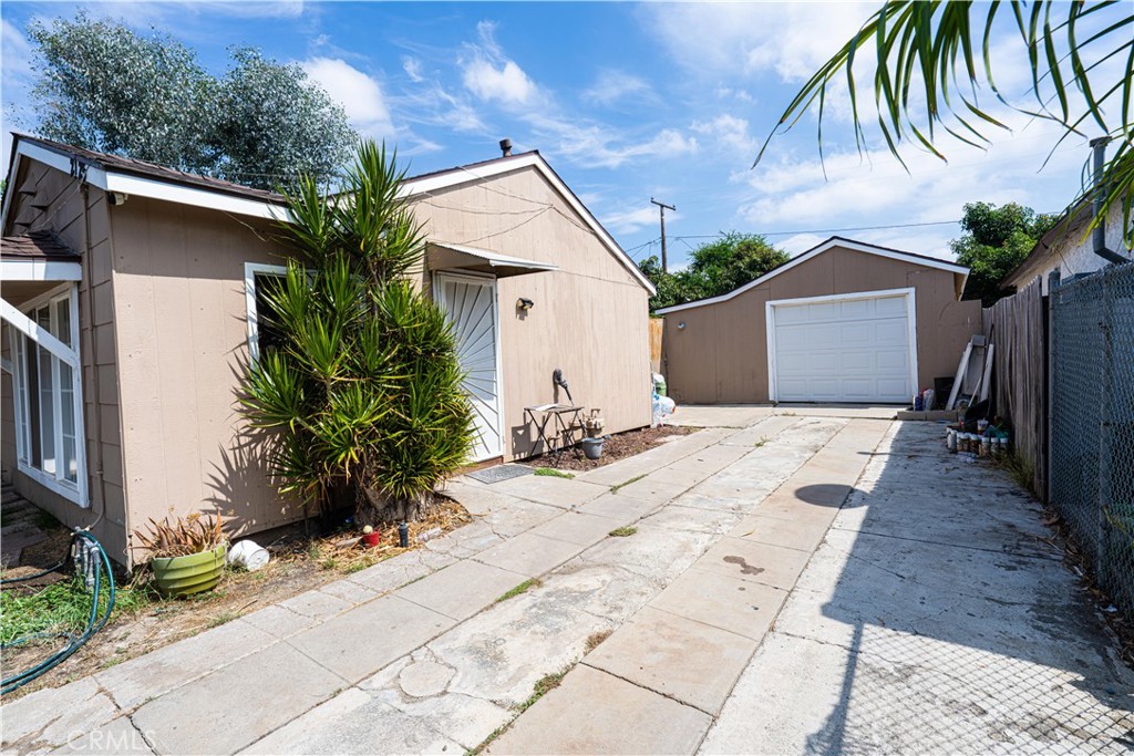 2125 Rousselle Property Photo 2