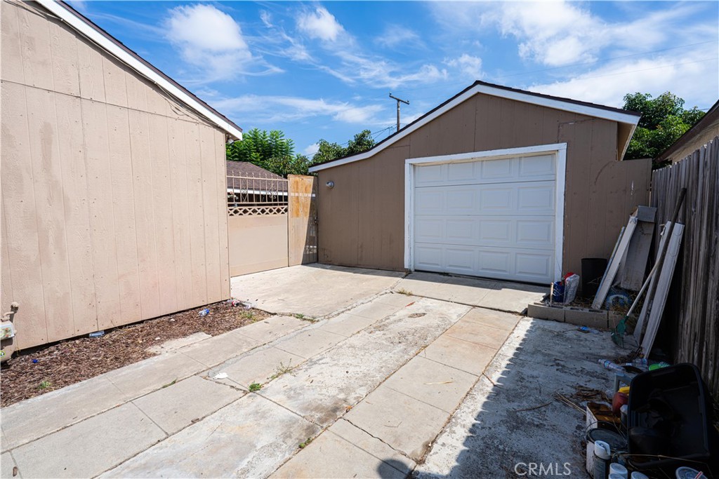 2125 Rousselle Property Photo 3
