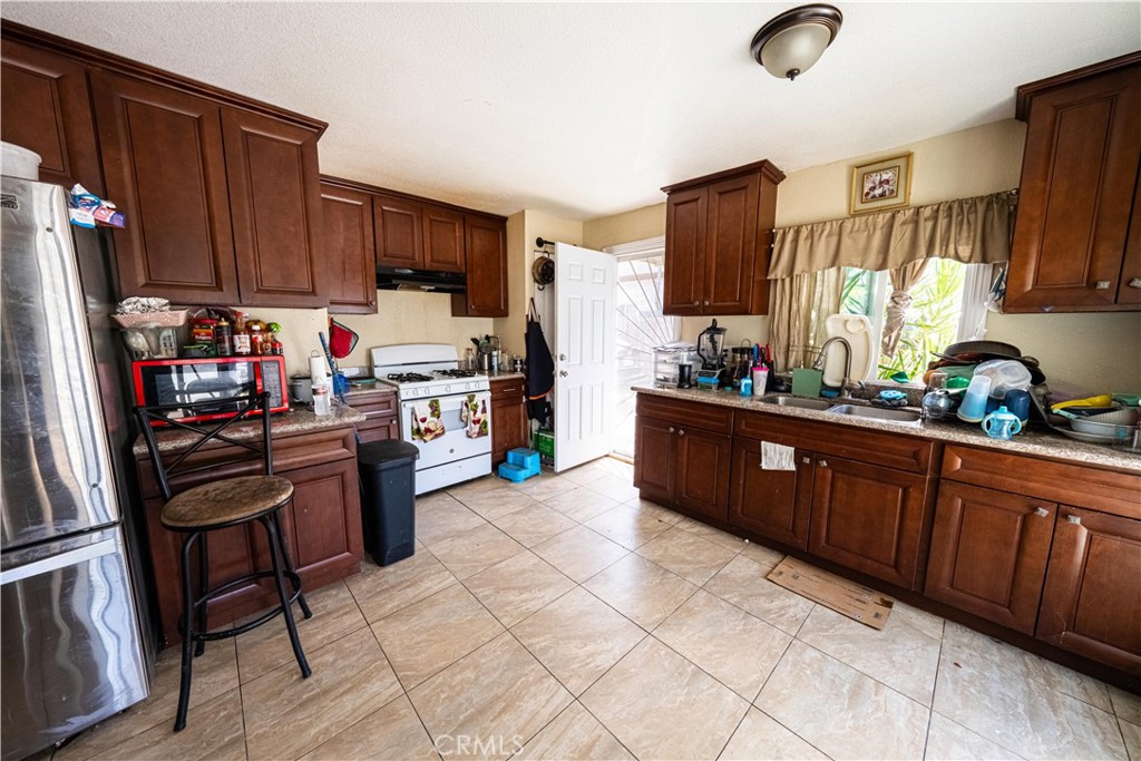2125 Rousselle Property Photo 5