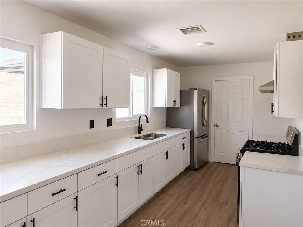 16044 Hawthorne Property Photo 2