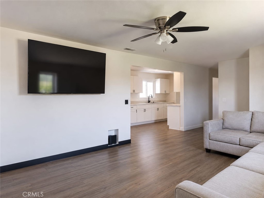 16044 Hawthorne Property Photo 7