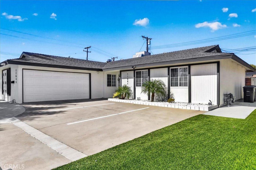 11841 Garnet Property Photo 4