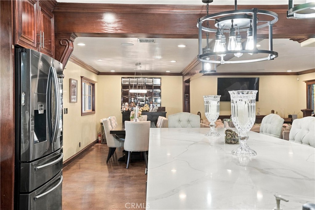 110 S Francisco Property Photo 15