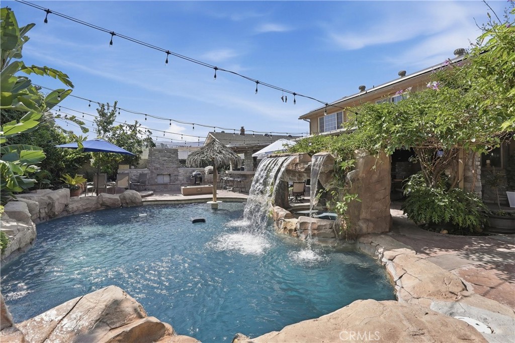 110 S Francisco Property Photo 33