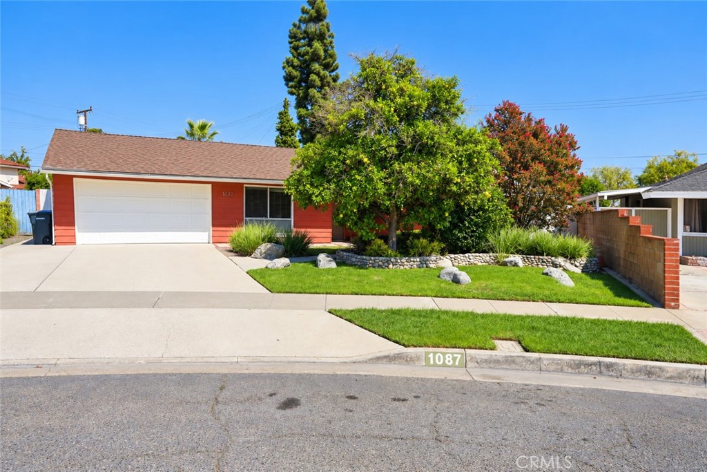 1087 N Greengrove Property Photo 1