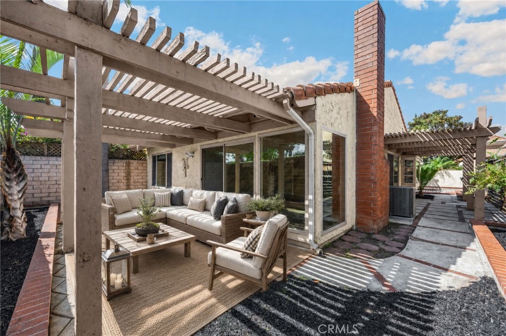 518 Massachusetts Property Photo 6