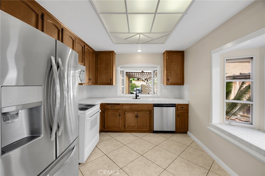 518 Massachusetts Property Photo 16