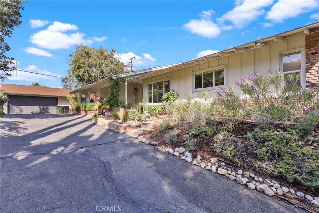 1425 Longview Property Photo 3