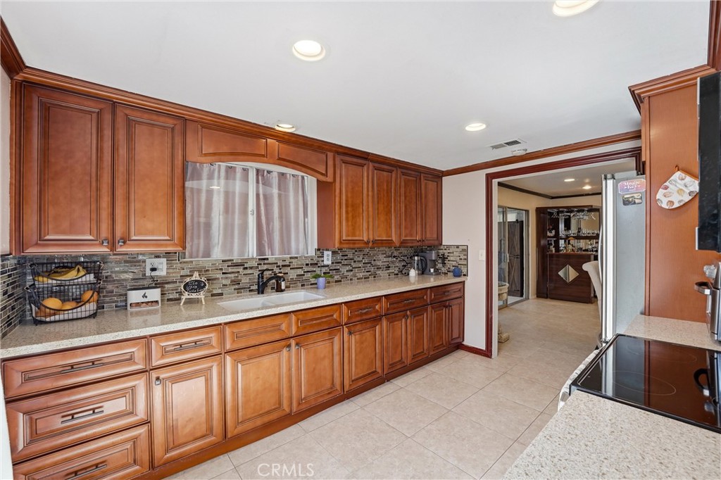 1435 Finegrove Property Photo 8