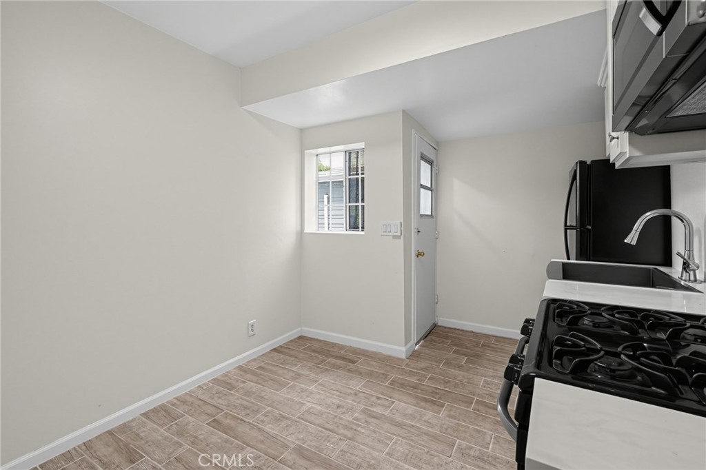 464 1/4 Camulos Street Property Photo 2